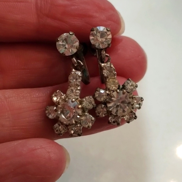 None Jewelry - Clear Rhinestone Vintage Screw Back Earrings Flower Shape Mid Century
